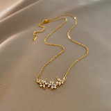 Collar con colgante de diamantes de imitación con incrustaciones de perlas de cobre y acero titanio y mariposa, flor a la moda, 1 pieza