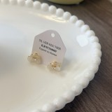 1 par de pendientes de concha de perlas artificiales de cobre con incrustaciones de flores dulces