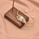 Brazalete chapado en oro de 18 quilates con revestimiento de perlas de agua dulce de acero inoxidable de color sólido retro