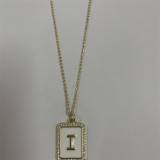 Collar con colgante chapado en oro de 14 quilates con incrustaciones de latón rectangular y letra de estilo simple