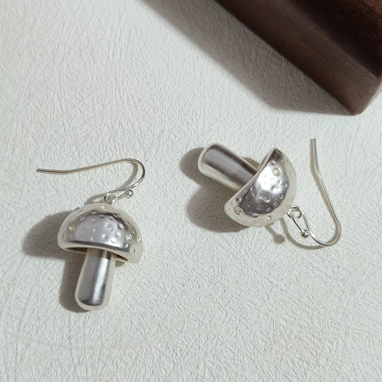 1 par de aretes colgantes de cobre con retazos de setas de estilo simple