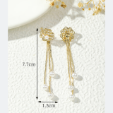 1 par de elegantes pendientes colgantes chapados en oro de 18 quilates con incrustaciones de flores de estilo vintage, perlas artificiales de cobre y circonita