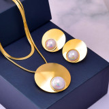 Collar de pendientes redondos de perlas de agua dulce con incrustaciones de acero de titanio para mujer