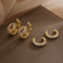 1 par de pendientes chapados en oro de 18 quilates con incrustaciones de circonita de cobre y forma de C de estilo sencillo