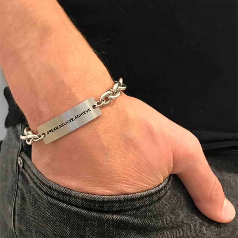 Pulsera de hombre de marca curvada cuadrada de acero de titanio, joyería de mano con letras simples