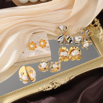 1 par de pendientes chapados en oro de 14 quilates chapados en oro de 14 quilates con incrustaciones de esmalte de flores de estilo clásico