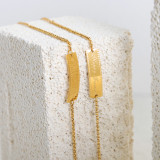 Pulseras plateadas en oro de 18 quilates con revestimiento de acero de titanio con letras de estilo simple