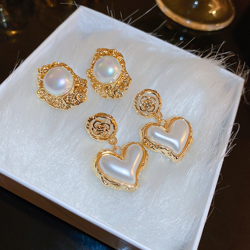 Pendientes colgantes de perlas con incrustaciones de cobre en forma de corazón de estilo francés 1 par