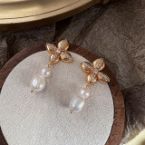 1 par de pendientes de gota chapados en oro de 18K con incrustaciones geométricas de ropa de calle de estilo Simple con incrustaciones de perlas de agua dulce circonita de cobre