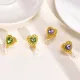 1 par de pendientes colgantes chapados en oro con incrustaciones de latón y circonita, elegantes y dulces, con forma de corazón