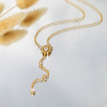 Collar chapado en oro de 18 quilates con incrustaciones de acero inoxidable y titanio con flor geométrica de viaje estilo francés IG