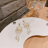 1 par de pendientes colgantes chapados en oro de 18 quilates con revestimiento de perlas y flores artísticas elegantes