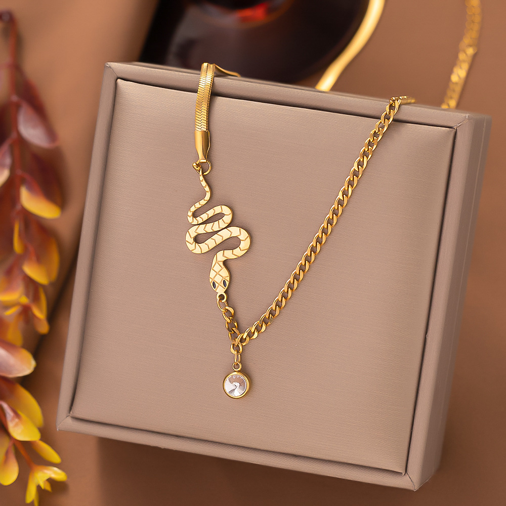Collar de pulseras chapado en oro de 18 quilates con incrustaciones de acero de titanio y serpiente retro elegante