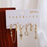 Pendientes colgantes chapados en oro de 14 quilates con incrustaciones de perlas artificiales y circonitas de estilo simple con forma de corazón