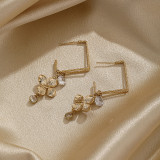 Pendientes colgantes chapados en oro de 14K con incrustaciones de cobre y perlas de agua dulce, 1 par, estilo IG, flor dulce, rombos