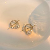 1 par de pendientes chapados en oro de 14 quilates con incrustaciones de perlas de imitación y circonita de cobre de estilo sencillo
