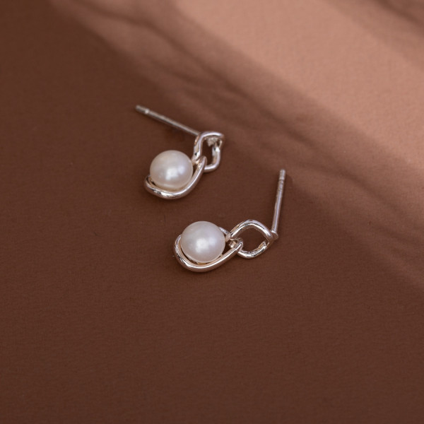 1 par de pendientes colgantes de perlas de cobre con incrustaciones redondas de estilo simple