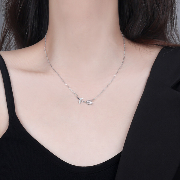 Collar de pedrería con incrustaciones de cobre de tulipán dulce