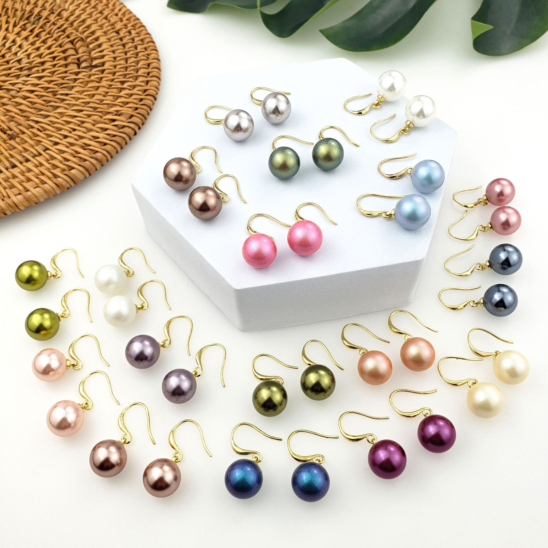 1 par de perlas chapadas en color sólido de estilo simple y elegante es una perla natural. Puede haber diferentes tamaños. Por favor, comprenda el gancho para la oreja de cobre.