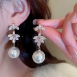 Pendientes colgantes con circonita y perlas con incrustaciones de cobre y flor en forma de corazón a la moda, 1 par