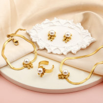 Collar de pendientes de anillos chapados en oro de 18 quilates con incrustaciones de perlas redondas irregulares de estilo IG