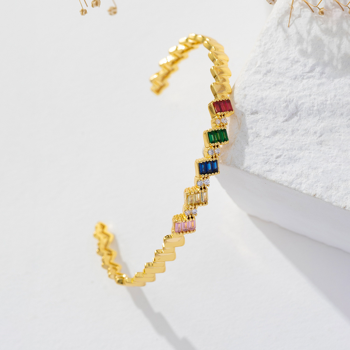 Brazalete de circón con incrustaciones de cobre geométrico básico
