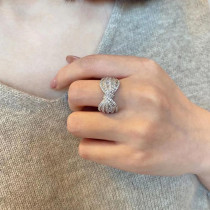 Elegantes anillos de circón con incrustaciones de cobre y nudo de lazo