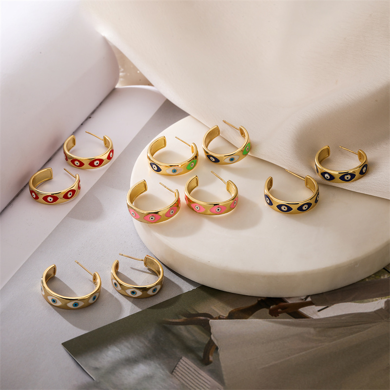 1 par de pendientes chapados en oro con incrustaciones de esmalte de ojo de diablo redondo de estilo clásico de estilo Simple