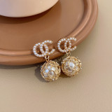1 par de pendientes colgantes de perlas artificiales con incrustaciones de cobre y letras retro