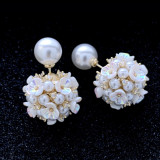 1 par de pendientes de perlas artificiales de cobre con incrustaciones de flores para mujer