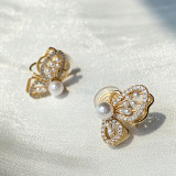 1 par de elegantes clips para las orejas chapados en oro de 14 quilates con incrustaciones de latón y perlas artificiales