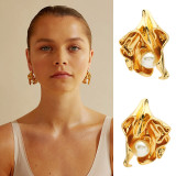 1 par de aretes chapados en latón con flor de estilo simple