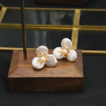 1 par de pendientes elegantes chapados en oro de 18 quilates con incrustaciones de flores dulces y perlas de cobre