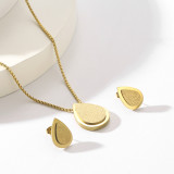 Collar de pendientes chapado en oro de 18 quilates con revestimiento de acero inoxidable y mariposa en forma de corazón de estilo simple