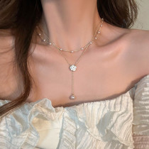 Collar con colgante de perlas con incrustaciones de esmalte de cobre y flores en forma de corazón con gotas de agua dulce estilo IG