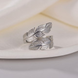 Anillo abierto retro chapado en acero de titanio con plumas de estilo simple