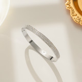 Brazalete de diamantes de imitación con incrustaciones de acero de titanio de color sólido de estilo simple