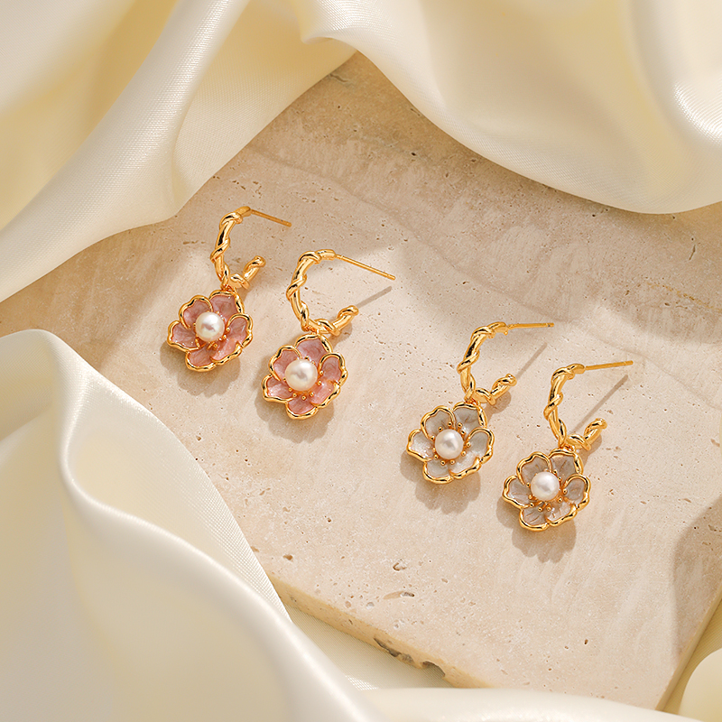 1 par de pendientes colgantes chapados en oro de 18K con incrustaciones de cobre y perlas de agua dulce, estilo coreano, flor de estilo coreano, elegante y sencillo, 1 par