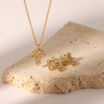 Collar de pendientes chapado en oro de 18 quilates con incrustaciones de acero inoxidable y cruz elegante