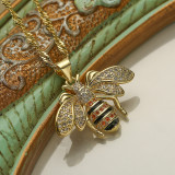 Collar con colgante chapado en oro de 18 quilates con incrustaciones de esmalte de cobre y mariposa de abeja y oso brillante