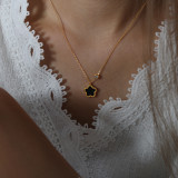Collar con colgante chapado en oro de 18K con incrustaciones de acero de titanio y trébol de cuatro hojas dulce informal