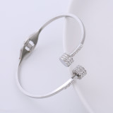 Brazalete de diamantes de imitación con remaches cruzados asimétricos de acero inoxidable de líneas elegantes 1 pieza