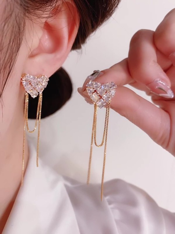 1 par de pendientes colgantes elegantes con forma de corazón y borlas con incrustaciones de diamantes de imitación de cobre