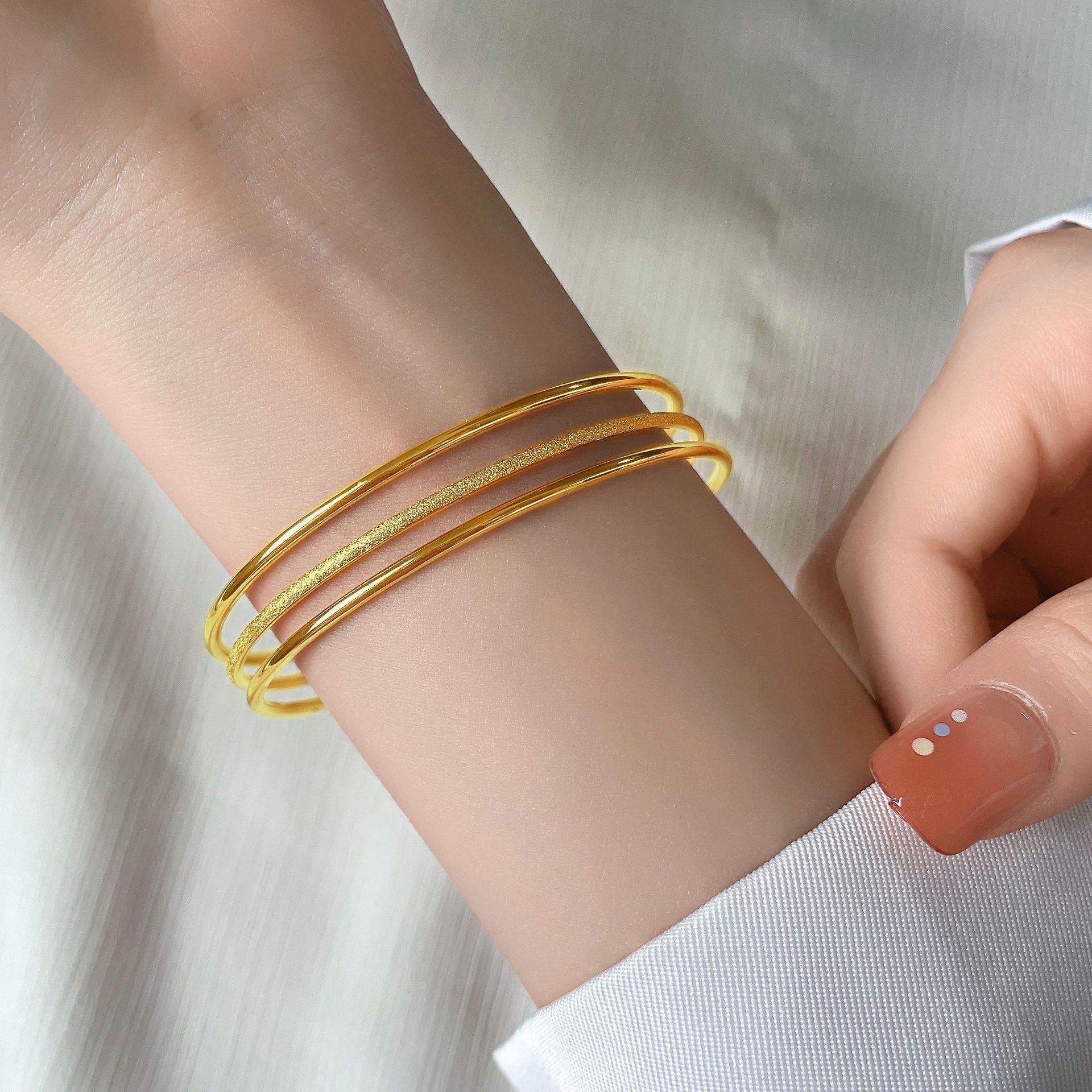 Brazalete de revestimiento de acero de titanio de color sólido de estilo simple