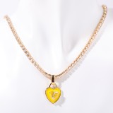 Collar con colgante chapado en oro de 18 quilates con incrustaciones de latón y forma de corazón de estilo simple informal