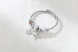 Brazalete chapado en plata con incrustaciones de acero inoxidable y libélula en forma de corazón, trébol de cuatro hojas de estilo moderno