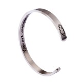 Brazalete casual de acero de titanio en forma de C
