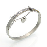 Brazalete de diamantes de imitación con incrustaciones de acero y titanio en forma de corazón a la moda