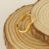 Anillo abierto chapado en oro de 18 quilates con revestimiento de acero inoxidable con ondas de estilo simple
