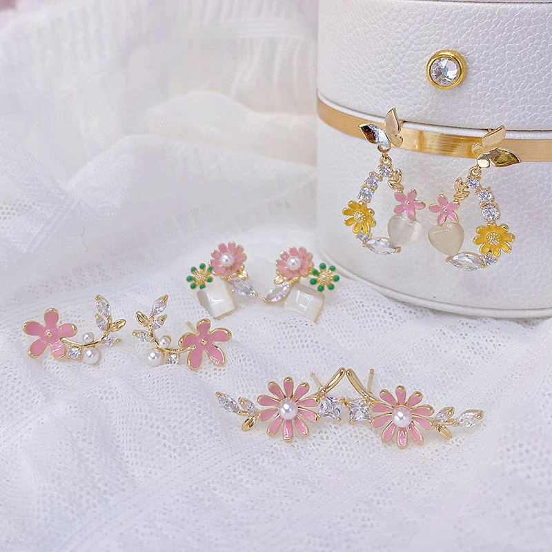 1 par de pendientes chapados en oro con perlas artificiales de cobre con incrustaciones de flores dulces